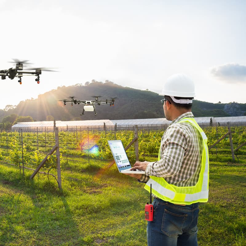 Topógrafo manejando un dron.